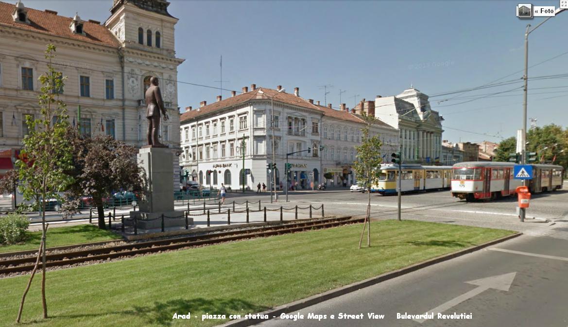 Arad - piazza con università e statua.JPG
