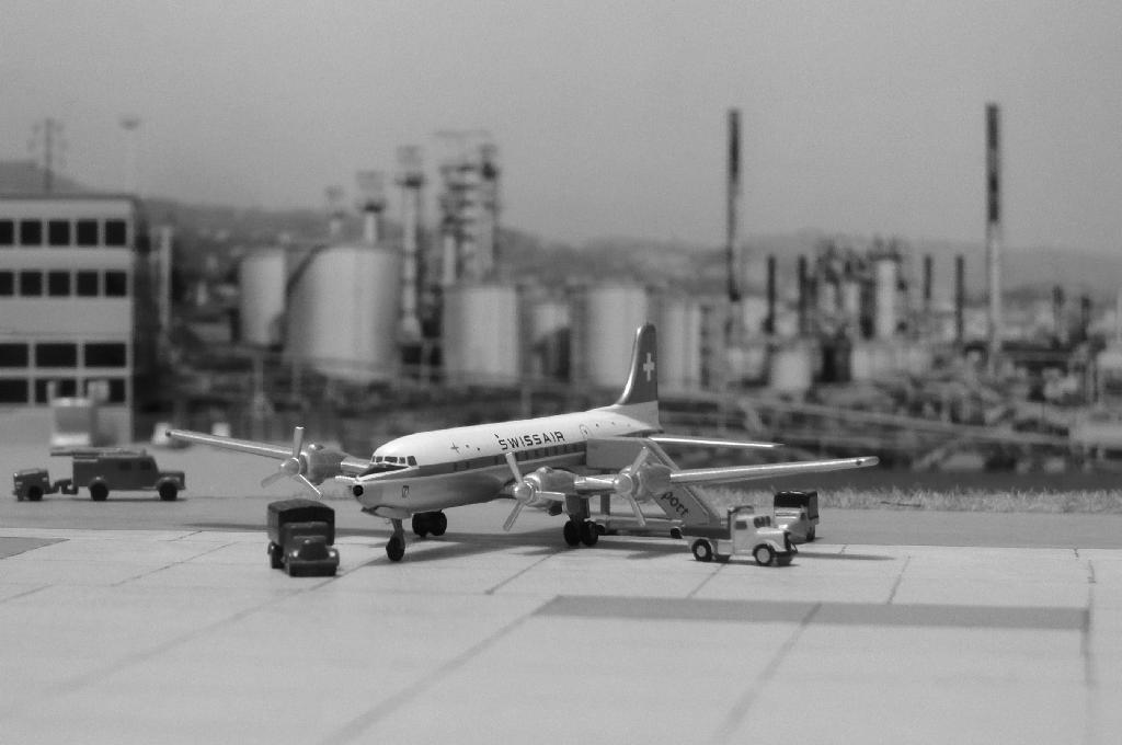 un DC-6B della SWISSAIR in sosta sul piazzale.jpg