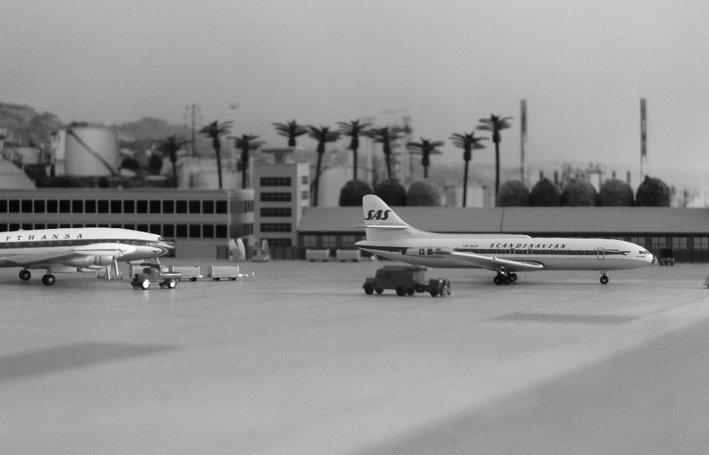 un Caravelle della SAS in parcheggio al terminal passegggeri.jpg