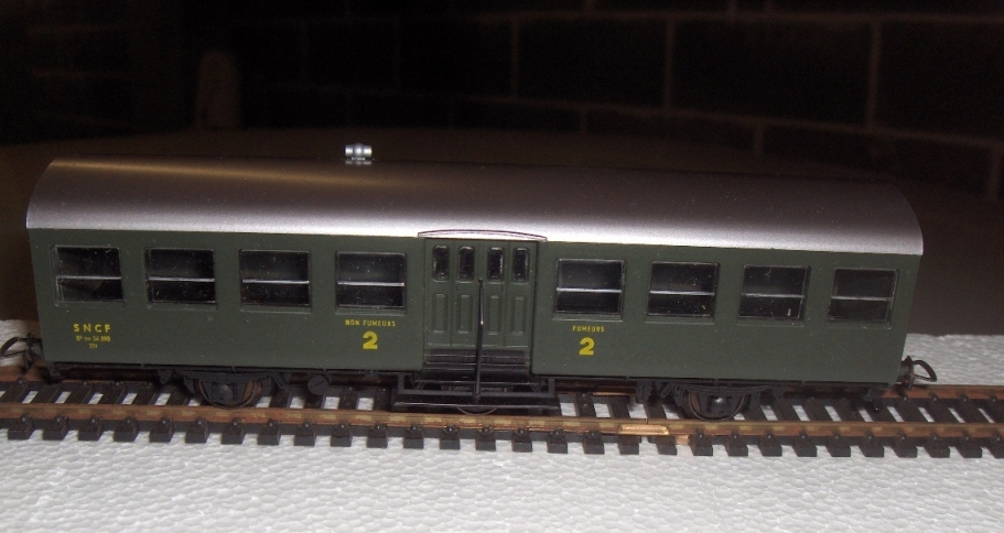 1966 - Carrozza 3 assi di 2^ classe ex PLM della SNCF (Fleischmann art. 1442) - 1.JPG