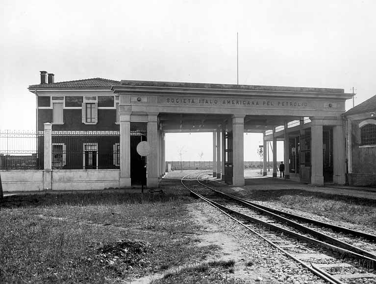 Primi insediamenti industriali a Porto Marghera (zona petroli).jpg