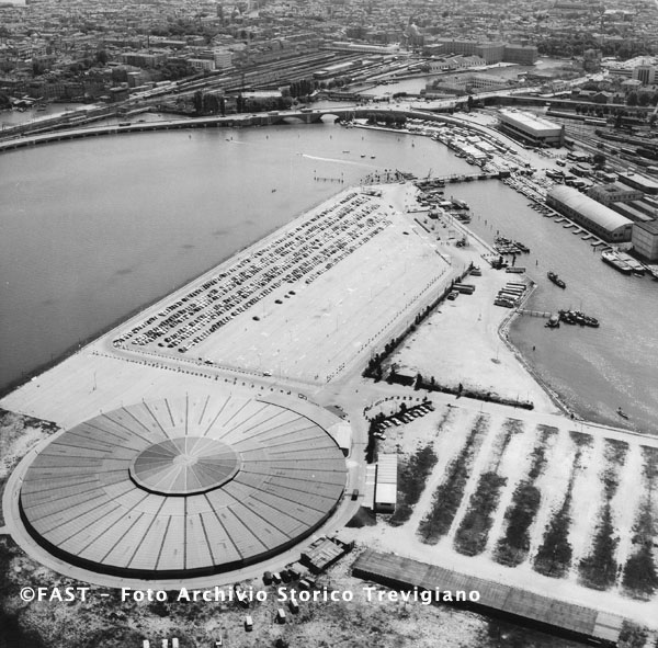 Venezia, ripresa aerea del Tronchetto.jpg