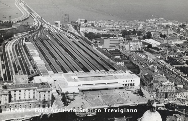 Venezia, ripresa aerea della stazione ferroviaria.jpg
