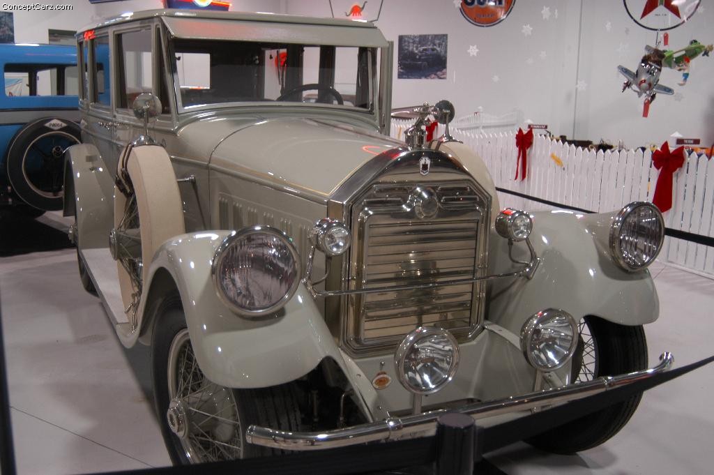 Pierce Arrow 33 sedan.jpg
