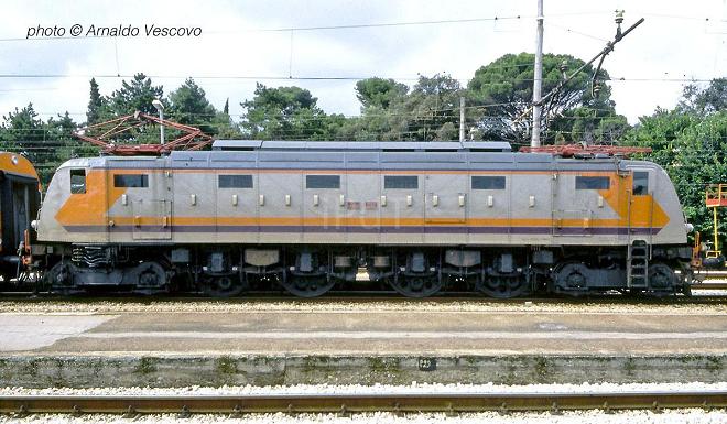 E-428.226-in-sosta-a-Pesaro-nel-Giugno-1986.jpg