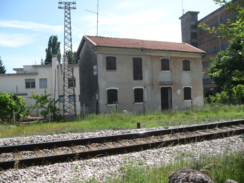 0006 Pederobba casello ferroviario foto Mapio.jpg