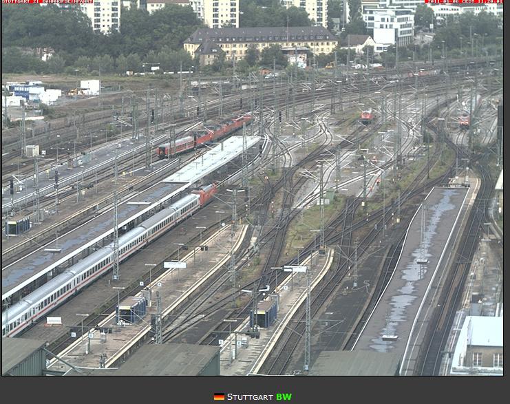 Stuttgart navetta rovesciato con 5 macchine.JPG
