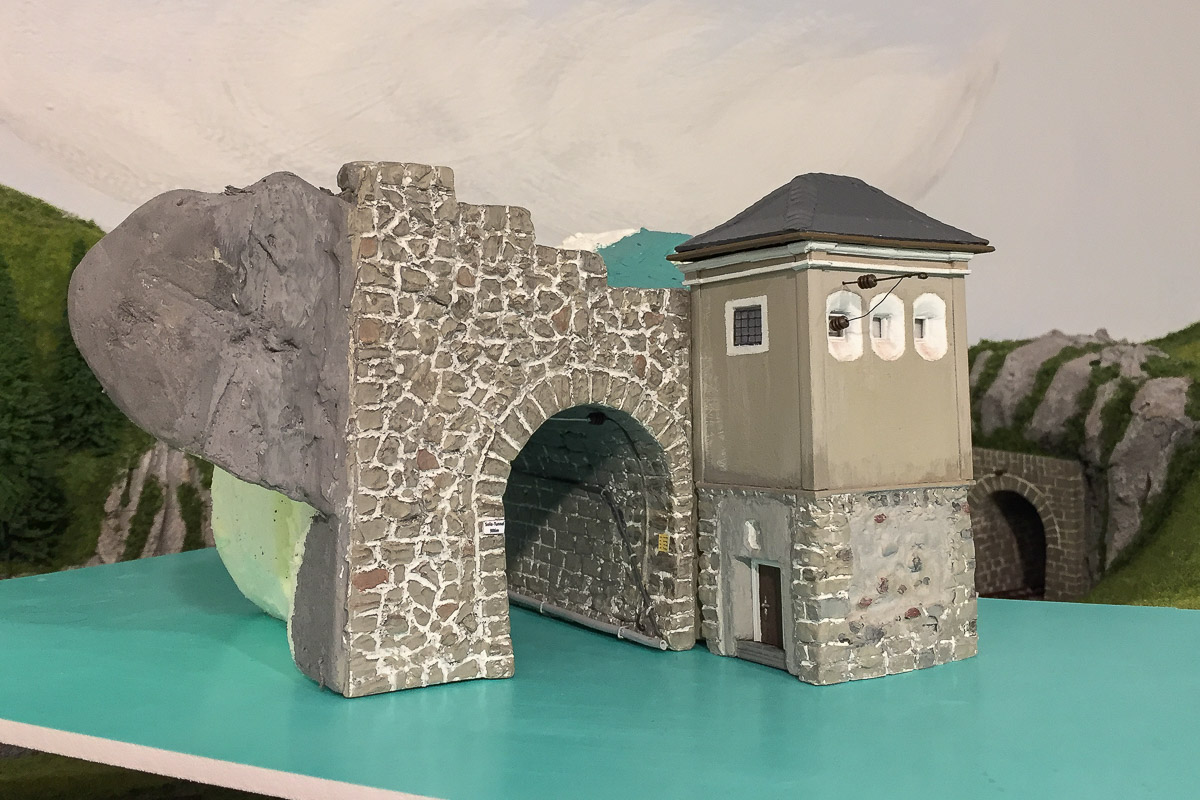 Tunnel Solis e cabina elettrica.jpg