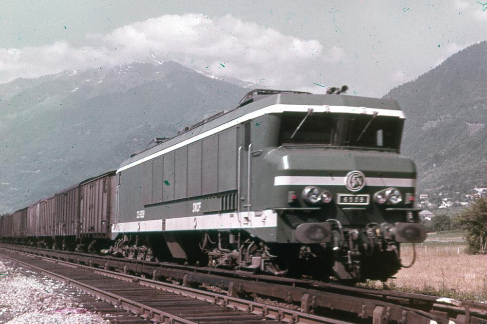 56bb4f2eba2f9_11_-_Sud-Est_Locomotive_CC-6539_type_Maurienne_sur_un_train_de_marchandises_entre_Chambry_et_Modane.thumb.jpg.20ac8aa00974127a14cf090d6f4fb0e9.jpg