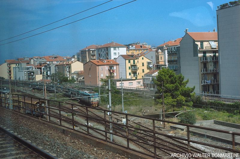 E.656 terza serie accantonati DL Savona 2012-7-6-archivioBonmartiniWalterforumE.656navetta.00.1..jpg