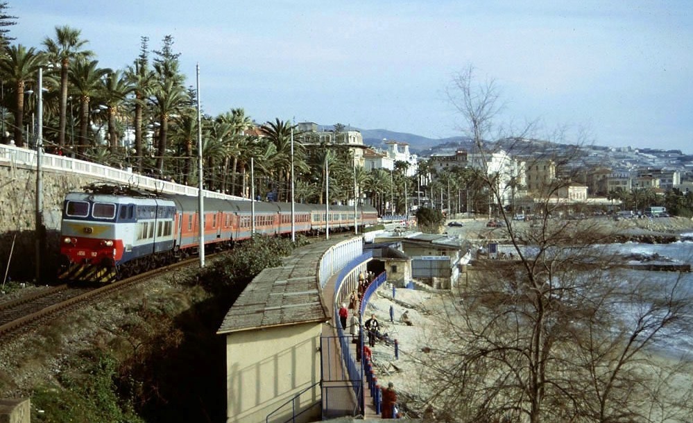 E 656 182 con M.D. San Remo 27.01.90.jpg