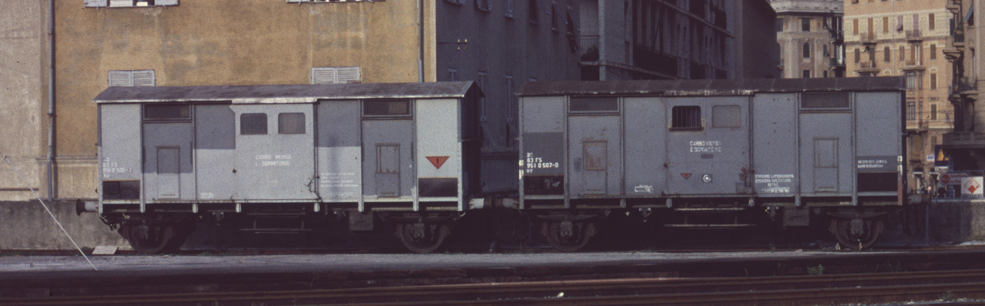 Carri 40 83 951 0 506-2 Va e 40 83 951 0 507-0 Va Genova Brignole (09-93) [1].jpg