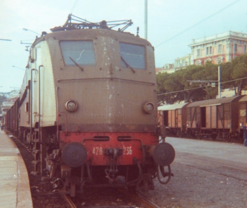 E 428 236 treno dei fiori Scalo Merci San Remo II.jpg