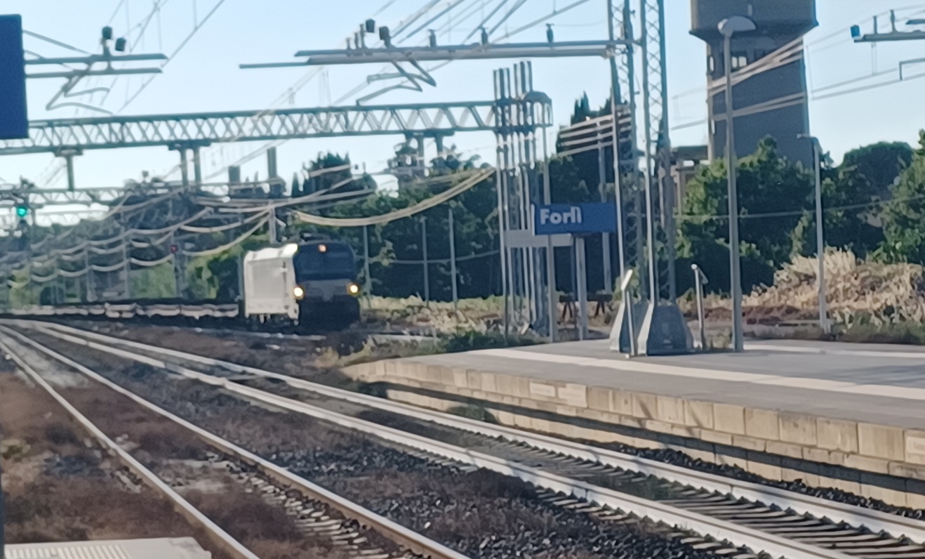 Stazione di Forlì nel 2023 senza tavole di orientamento ai segnali di partenza - al35percento.jpg