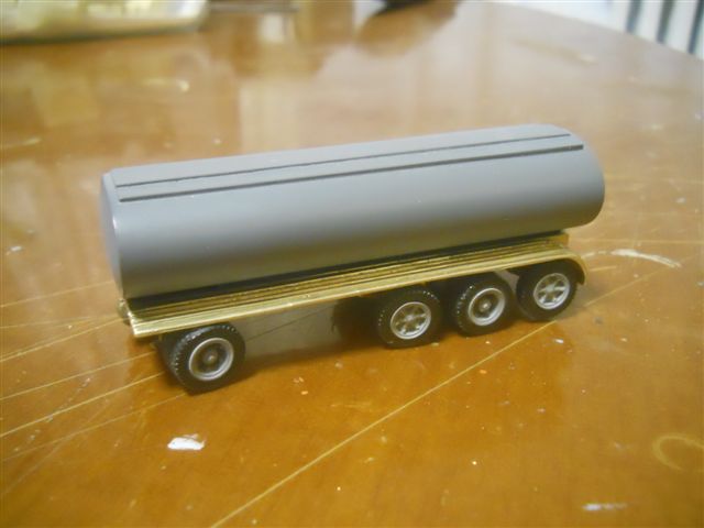 Carrello 4 assi con cisterna.jpg