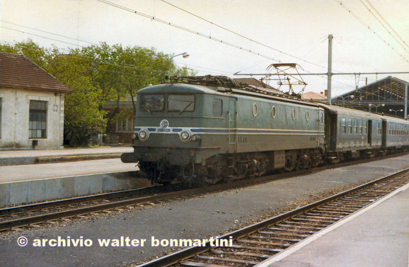 SNCF-CC 7001-insostaaNarbonne-aprile 1981-forum2G-archivioWBonmartinifotografia....jpg