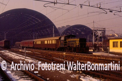 VETTURASALONEinmanovraaMilanoCentralearchivioefotoBonmartiniWforumduegieditrice.001.jpg