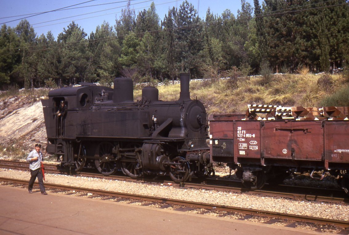 DAVE COXON 880 2-6-0T.jpg