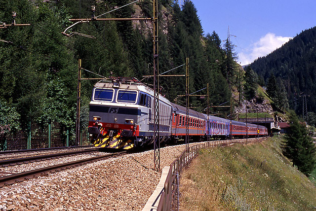 E.652.099 in testa ad una composizione di vetture MDVE impegnate con un interregionale per Bologna Centrale..jpg