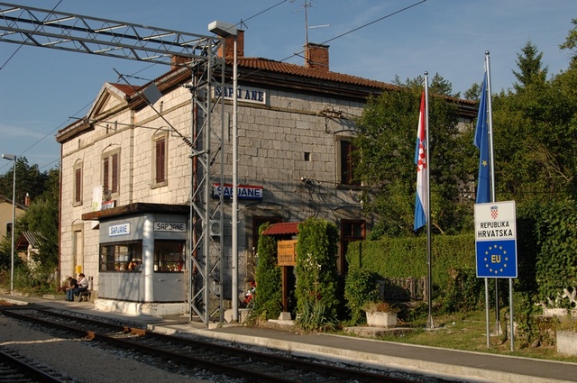 HZ_SZ-HZ-bandieredell'UEdapocochelaCroaziaèentratanell'UE-Sapjane-stazionediconfine-2013-07-23-BonmartiniW...JPG