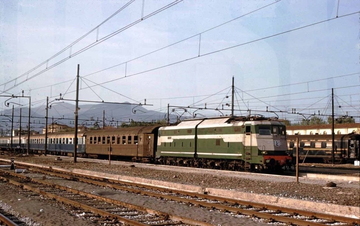TRENO AZZURRO A FIRENZE.jpg