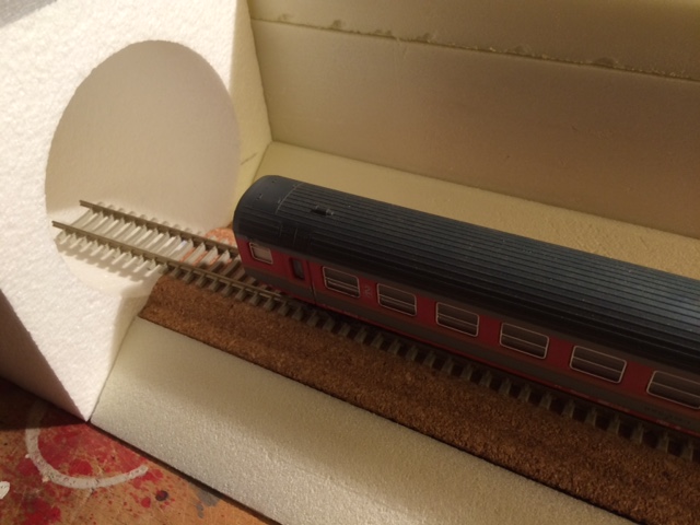 Imbocco di un binario singolo in una galleria a doppio binario.JPG